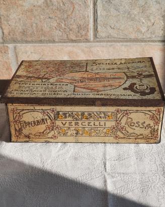 Scatola in latta antica 