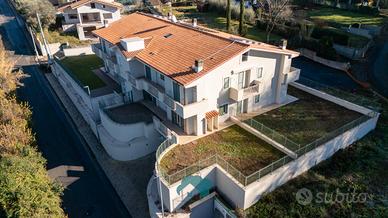 Appartamento trilocale con posto auto e box