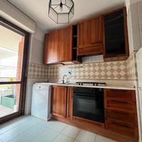 CUCINA IN LEGNO CON ELETRODOMESTICI