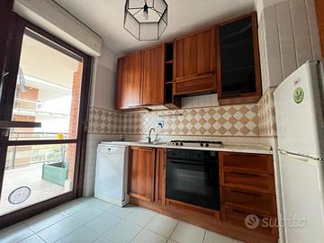 CUCINA IN LEGNO CON ELETRODOMESTICI