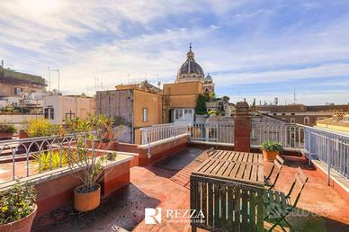 Attico / Mansarda di 250 m² con più di 5 locali a 