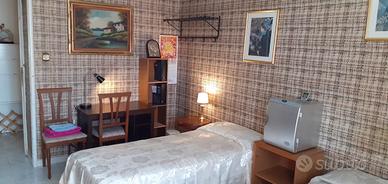 Camera doppia uso singola per ragazza