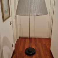 Lampada piantana con braccio ad arco base in marmo