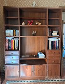 Libreria con spazio per TV.