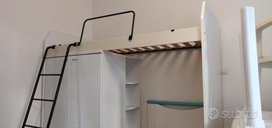 Cameretta a ponte con armadio e portaoggetti.