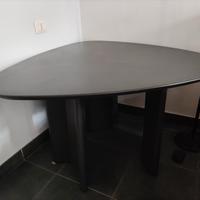 tavolo nero a forma di triangolo 