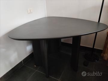 tavolo nero a forma di triangolo 
