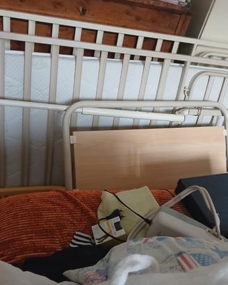 Letto ospedaliero e materassino