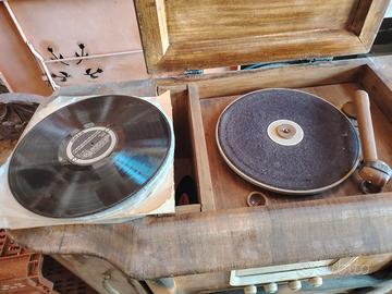 radio antica con giradischi