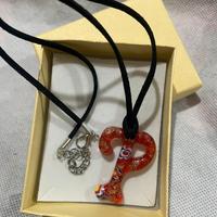 Collana con pendente in vetro lettera P