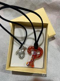 Collana con pendente in vetro lettera P