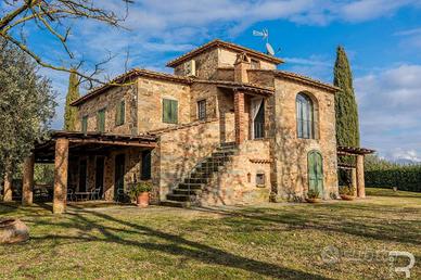 Straordinario rustico con ampio parco e piscina
