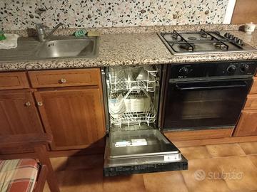 CUCINA CON TAVOLO E SEDIE