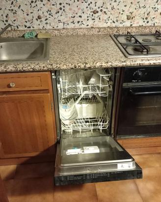 CUCINA CON TAVOLO E SEDIE