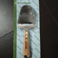 Taglia formaggio a scaglie.