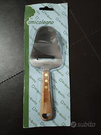 Taglia formaggio a scaglie.