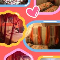 due letti in ottone con il materasso.