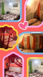 due letti in ottone con il materasso.