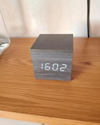 orologio sveglia digitale effetto legno grigio