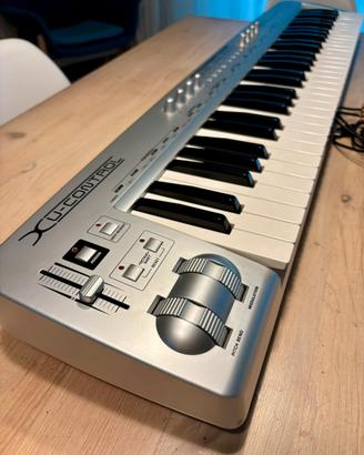 Tastiera BEHRINGER UMX61 + Scheda audio UCA200