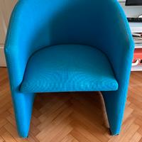 Poltrona a base tonda rivest. in tessuto  azzurro