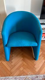 Poltrona a base tonda rivest. in tessuto  azzurro