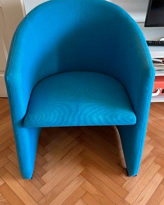 Poltrona a base tonda rivest. in tessuto  azzurro