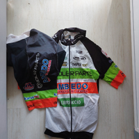 Pantaloncini e maglietta ciclismo prof