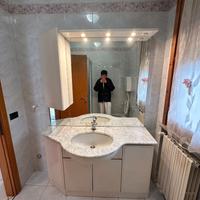 Mobile bagno completo con piano in marmo e specchi