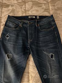 Jeans denim strappato