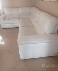 Divano letto ampio, bello e molto comodo