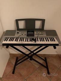 Yamaha PSR-E323 + supporto + leggio + alimentatore