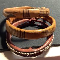 3 Bracciali etnici in legno e pelle stile tribale