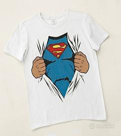 Maglietta bianca artigianale, realizzata a mano.