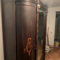 Armadio antico in legno massiccio