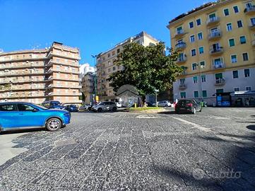 NEGOZIO A NAPOLI