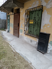 Porzione di casa da ristrutturare e bosco