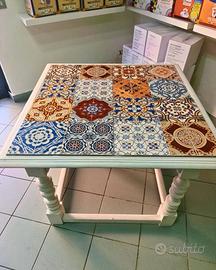 Tavolo artigianale con piano in maioliche