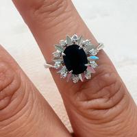 Anello rosetta oro bianco 750 zaffiro e diamanti