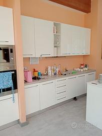 Cucina completa di elettrodomestici