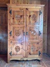 I mobili sono opera di un artigiano valdostano.