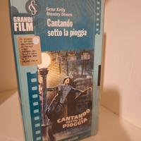 VHS CANTANDO SOTTO LA PIOGGIA