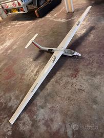 Motoaliante RC con motore e servi