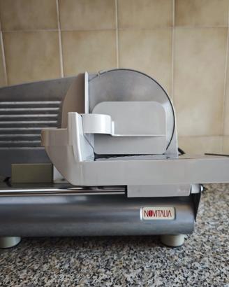 AFFETTATRICE ELETTICA DOMESTICA MARCHIO NOVITALIA