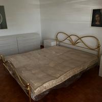 Camera da letto con due comodini e cassettiera