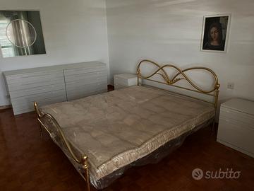 Camera da letto con due comodini e cassettiera