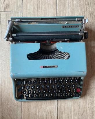 Macchina da scrivere portatile Lettera 22 Olivetti