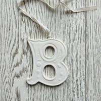 Lettera B in porcellana bianca