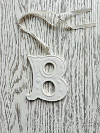 Lettera B in porcellana bianca