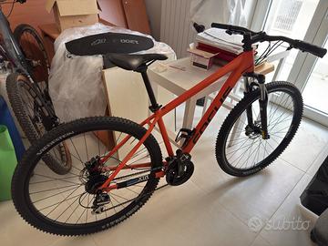 bicicletta MTB Focus M con ammortizzatore